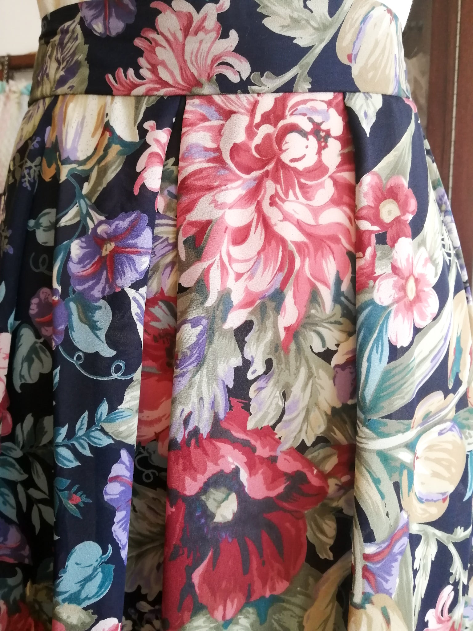Navy multi floral pleated skirt